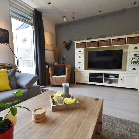 Terraced House With A Veranda In A Green Neighbourhood At The Edge Of بيت للعطل بيرشِن